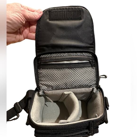 Lowepro Black Camera Bag 7 x 4 with Shoulder Strap - Picture 3 of 7
